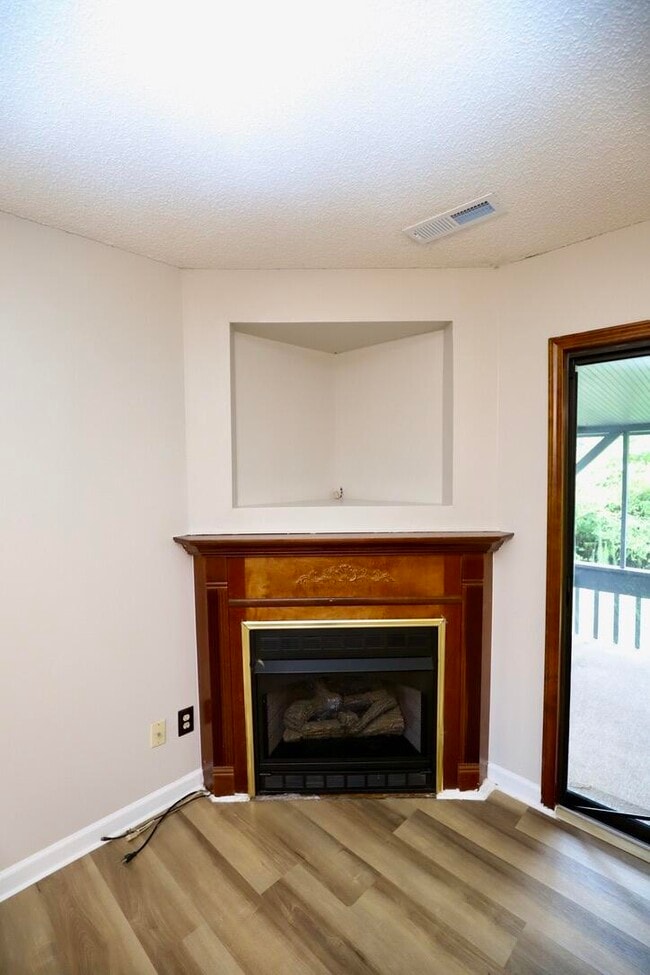 Building Photo - 806 Club Ln