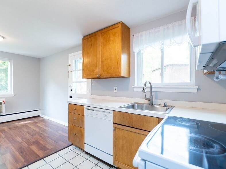 Kitchen - 52 Wilson Dr