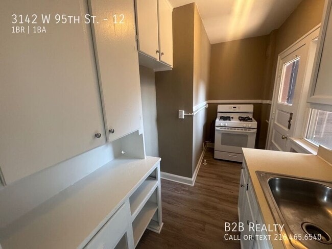 Building Photo - 3142 W 95th St