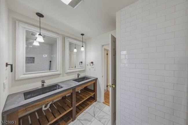 Building Photo - 15 Karen Rd