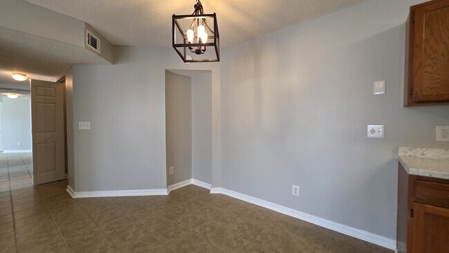 Building Photo - 8642 South Bridge Dr