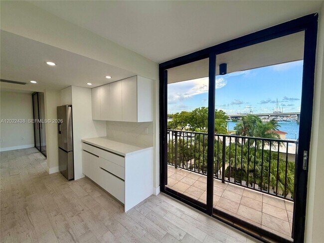 Building Photo - 801 N Venetian Dr