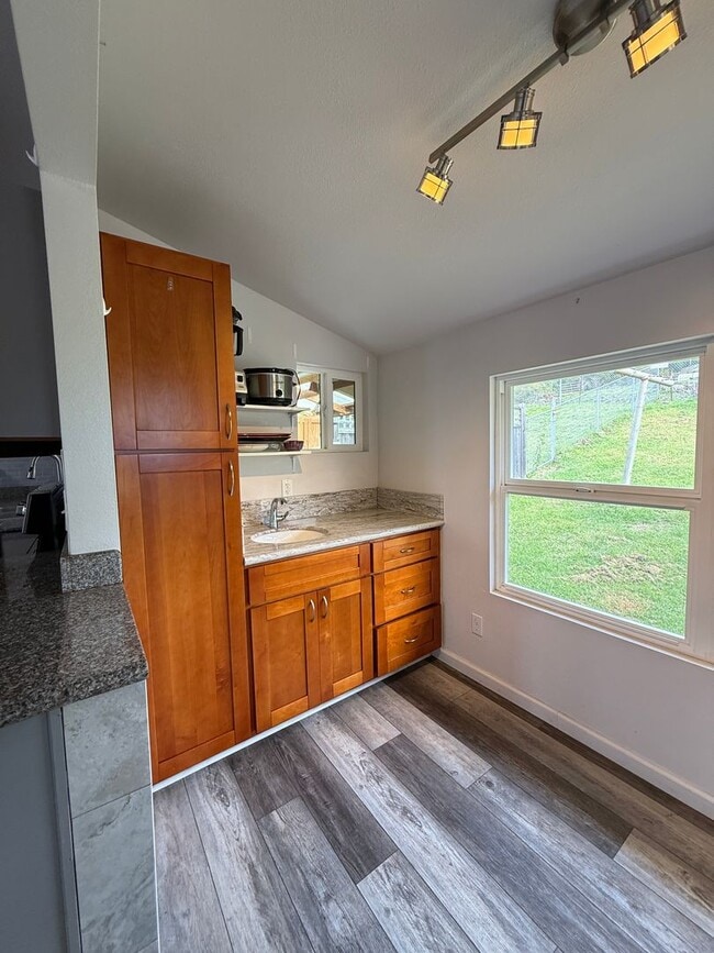 Building Photo - Unfurnished 2 bed/1 bath Kula Cottage with fully fenced yard