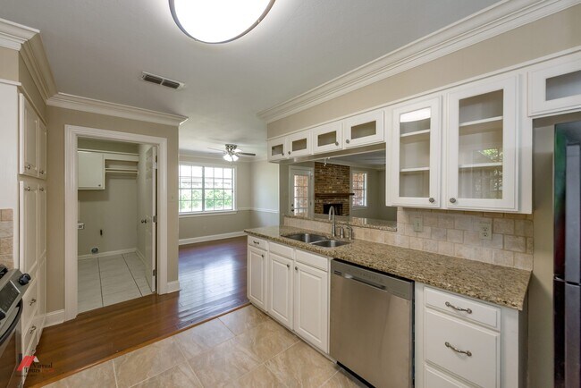 Building Photo - Move in Special 1k off the First Months Rent!