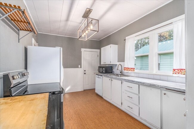 Building Photo - South Hill Charmer 3 bed, 1 bath available...