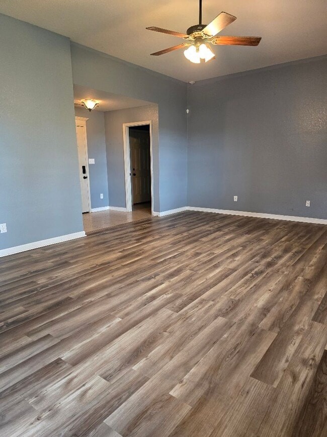 Building Photo - Family Home in LHSD