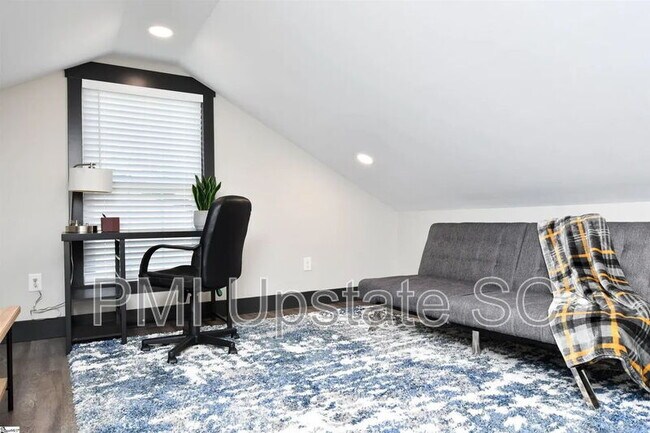 Building Photo - 105 McMakin Dr