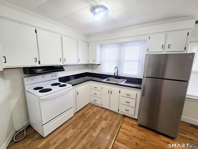 Building Photo - 387 Putnam Pike