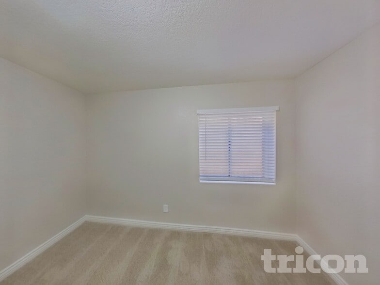 Building Photo - 1128 E Jensen St