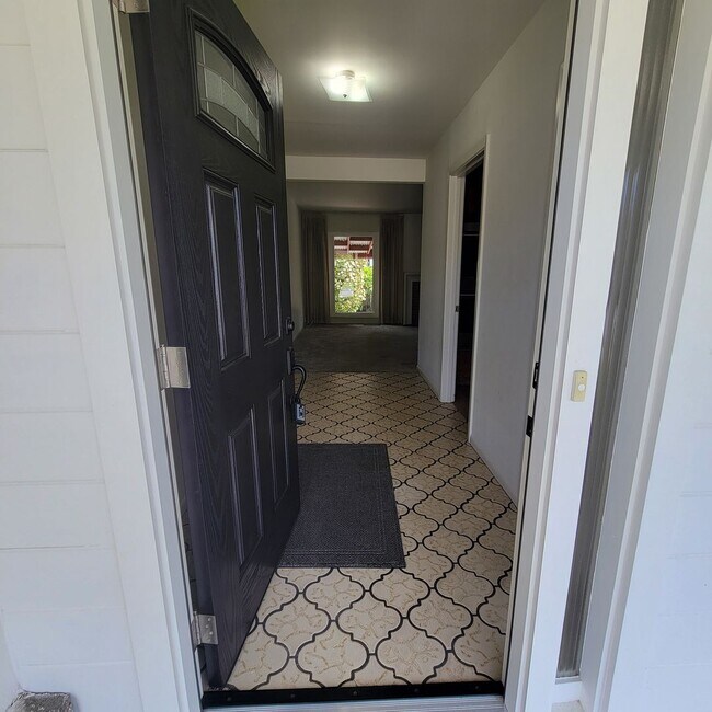 Building Photo - Well-Maintained Redwood City Home with Bonus Room & Private Yard