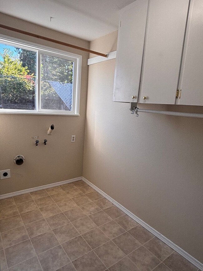 Building Photo - Spacious 4 bedroom 2 bath Home in North Al...