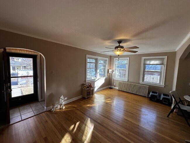 Building Photo - AVAILABLE NOW! "Charming 3-Bedroom Oasis with 2 Full Baths in the Sunset Neighborhood!"