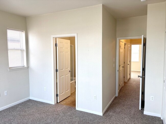 Building Photo - Newly updated 3bd 2.5 bath townhome for rent Aurora CO 80012