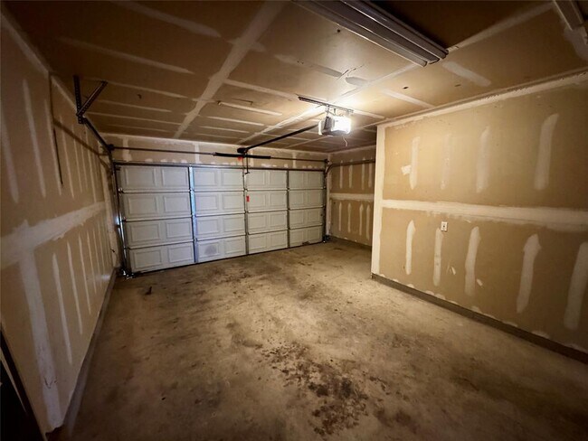 Building Photo - 14420 Cummins Way