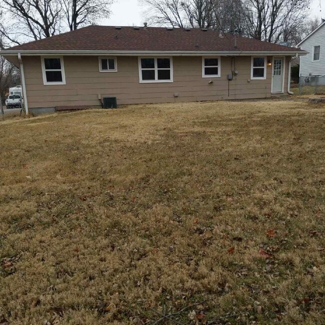 Building Photo - 110 Meadow Ln