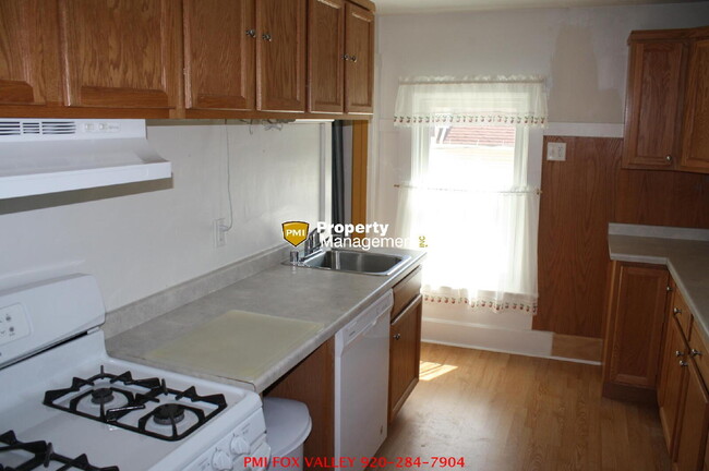 Building Photo - Upper Unit 3 bedrooms & shared garage