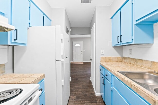 Building Photo - Duplex - For Rent West Side $ 1200.00/Month