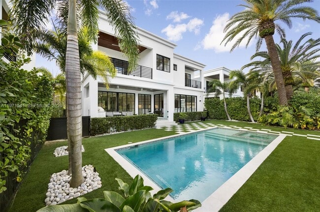 Building Photo - 885 NE 76th St