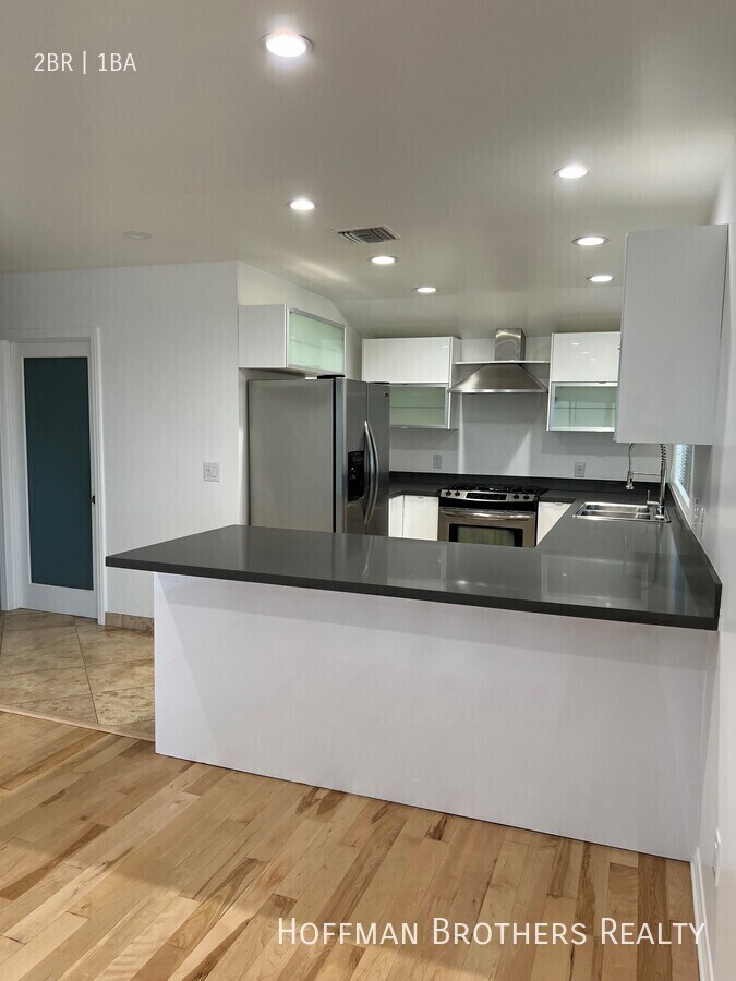 Building Photo - 1146 N Clark St