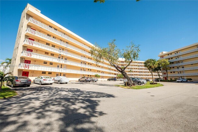 Building Photo - 2999 Point E Dr