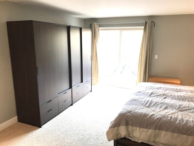 Building Photo - 1951 N Beachwood Dr