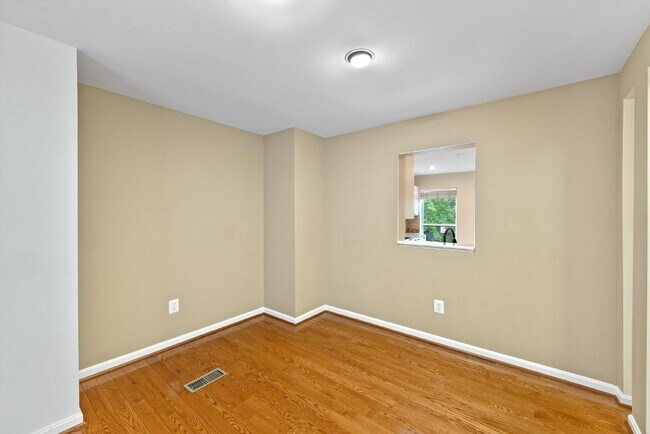 Building Photo - This move-in ready, professionally cleaned 3-bedroom, 3.5-bathroom townhouse in Reston Town Cente...