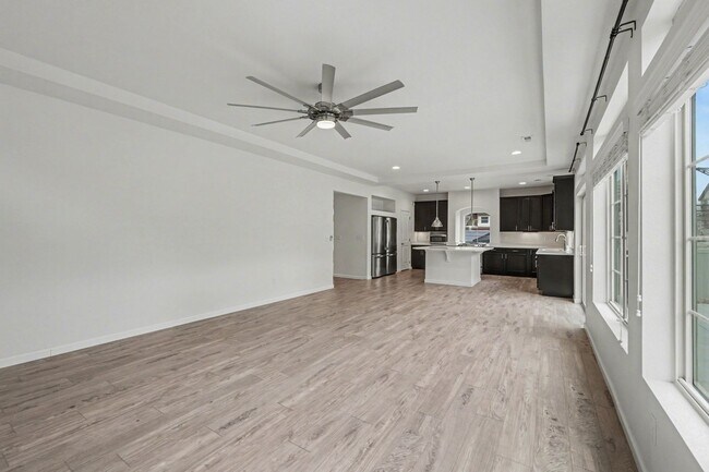 Building Photo - Stunning 4bed/3bath Oakwood Model Home in Erie