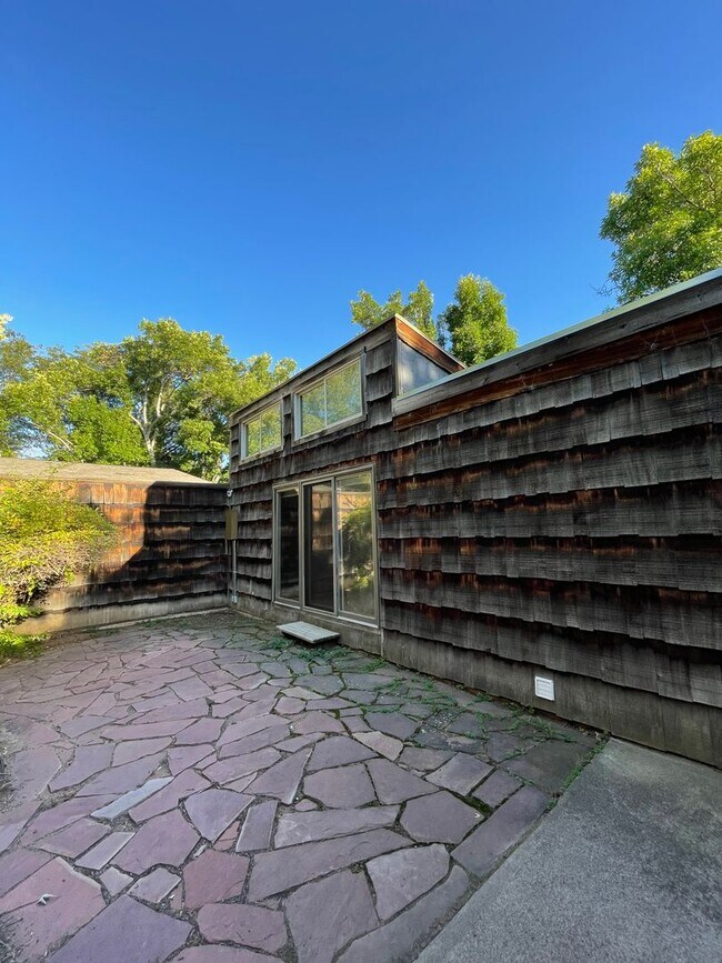 Building Photo - Lovely 3 BED / 2 BATH family home in Parkside neighborhood!
