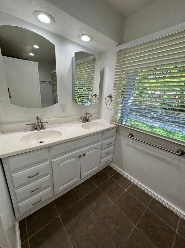 Building Photo - 3 BED, 2 BATH, 2 Parking with AC- Kalani Iki Estates