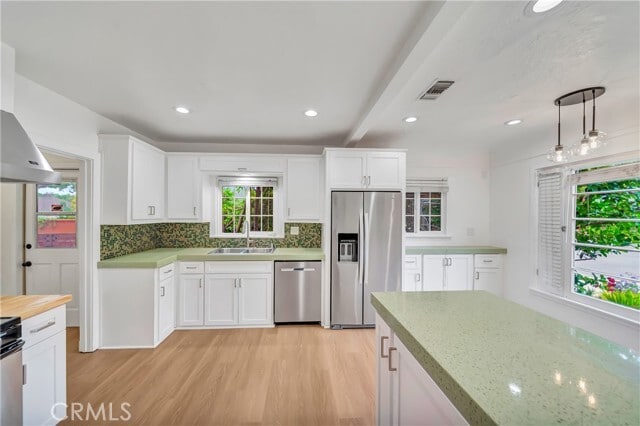 Building Photo - 546 S Beachwood Dr