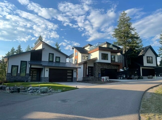 Building Photo - Fully furnished town home in Bigfork