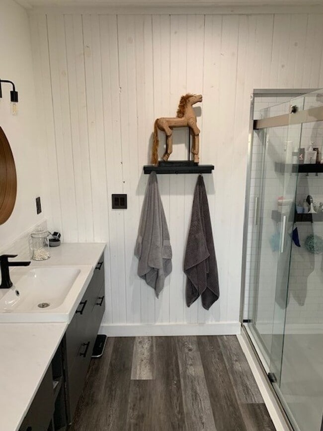 Building Photo - 3 Bed 2 Bath Single level Fenced