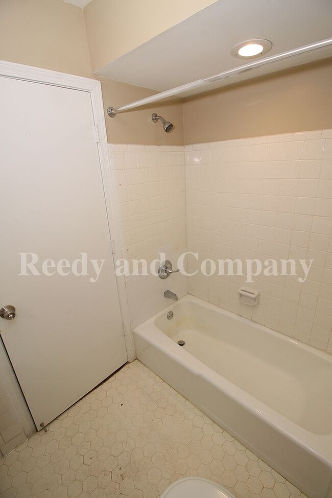 Building Photo - 5127 Kingswood Cir