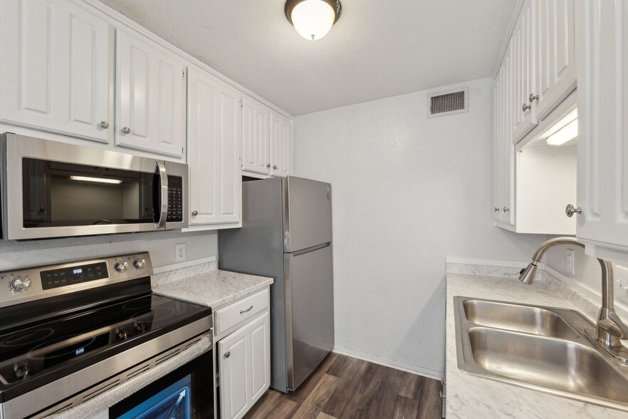 Building Photo - 1214 Baylor Ave