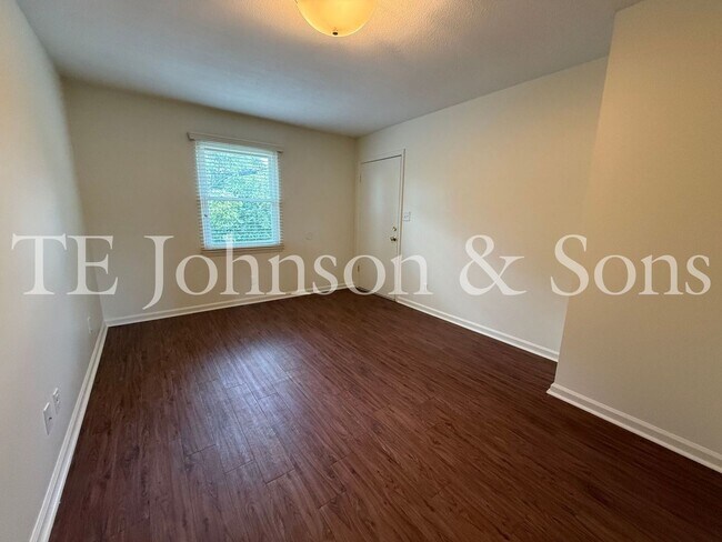 Building Photo - Modern 2 Bedroom Apartment with Water Included on Forsyth St