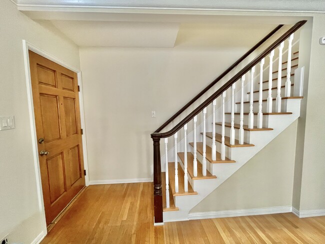 Entry, hardwood floors - 2201 20th St