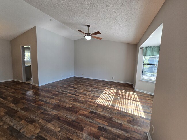 Building Photo - 425 Sunnyside Dr