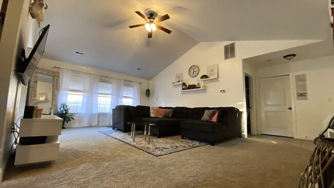 Building Photo - Gorgeous 3 Bedroom, 2 Bathroom Home in Woodridge Estates