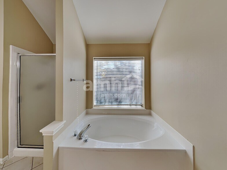 Building Photo - 104 Laguna Pointe Dr