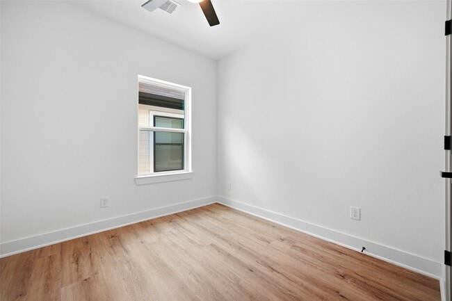Building Photo - 2107 Esther Dr