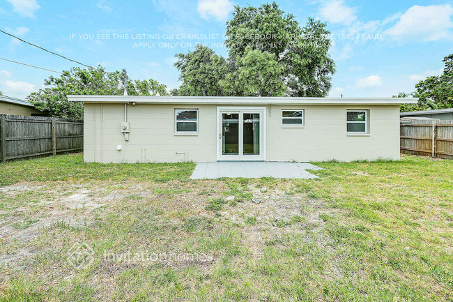 Building Photo - 9449 Park Lake Dr