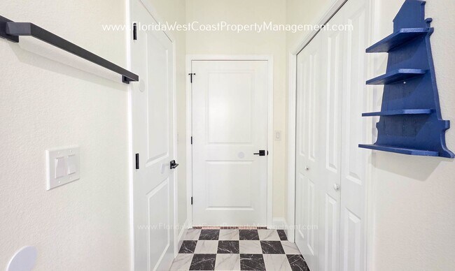 Building Photo - IMPRESSIVE 3 BEDROOM/2 BATH SARASOTA HOME! SUPER LOCATION! PET FRIENDLY!