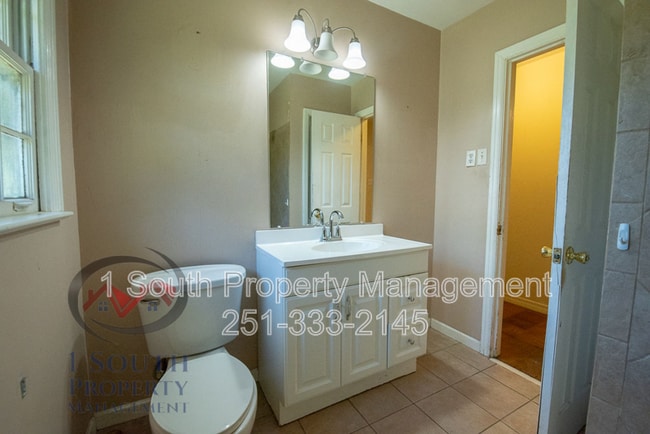 Building Photo - 5520 Vienna Ave