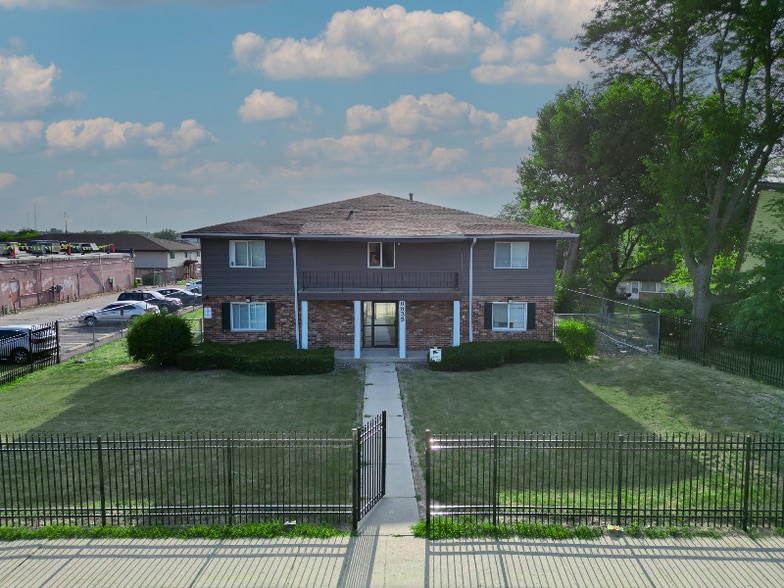 Building Photo - 8835 N Swan Rd