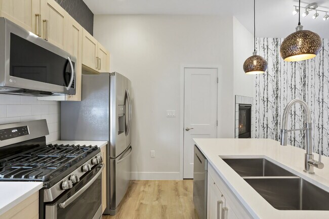 Building Photo - 1 Month Free - 2 Bed Room / 2.5 Bath - Roo...