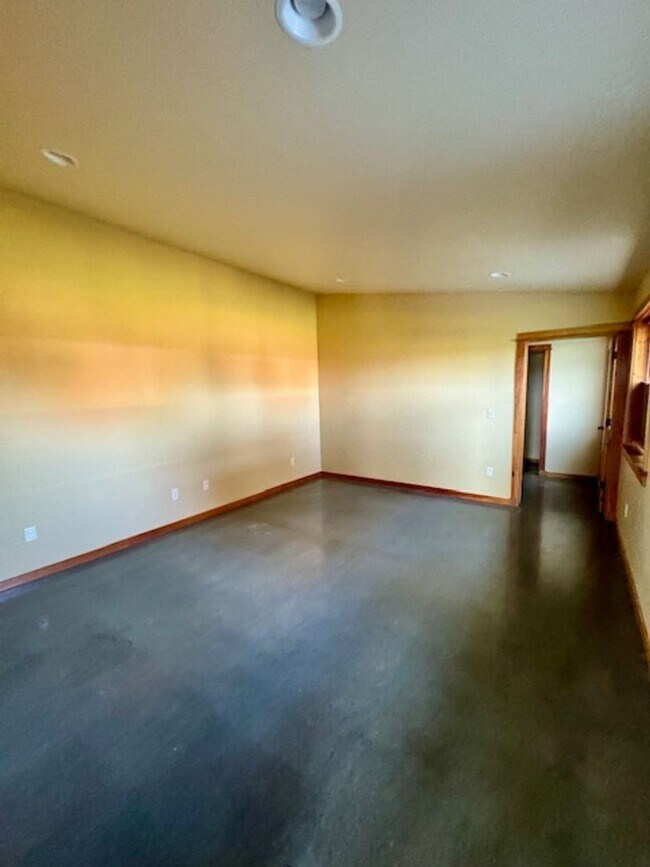 Building Photo - 3-Bedroom, 2-Bathroom Single-Level Home in Bozeman, MT