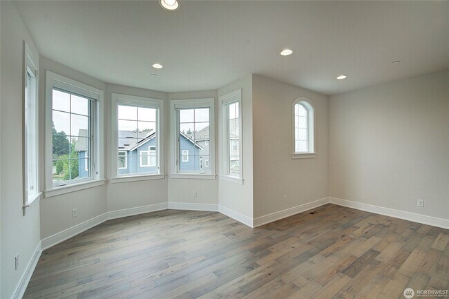 Building Photo - 5Bd/4Ba Bellevue House