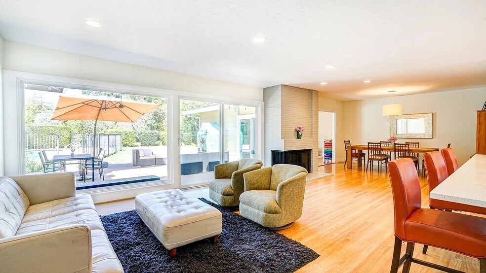 Open floor plan to kitchen, living , dining and Great room - 1415 Butterfield Rd