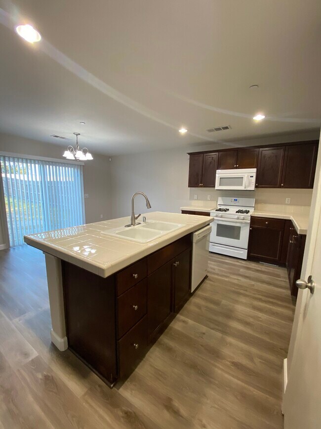 Building Photo - 450 Topanga Ct