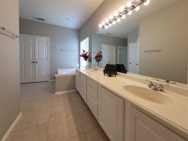 Building Photo - 2752 Stallion Dr